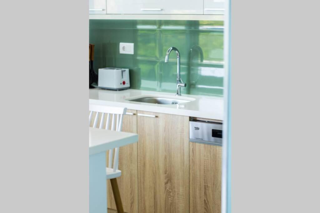 Apartment Adelhome - Sea View & Walking Distance To Beach! *
