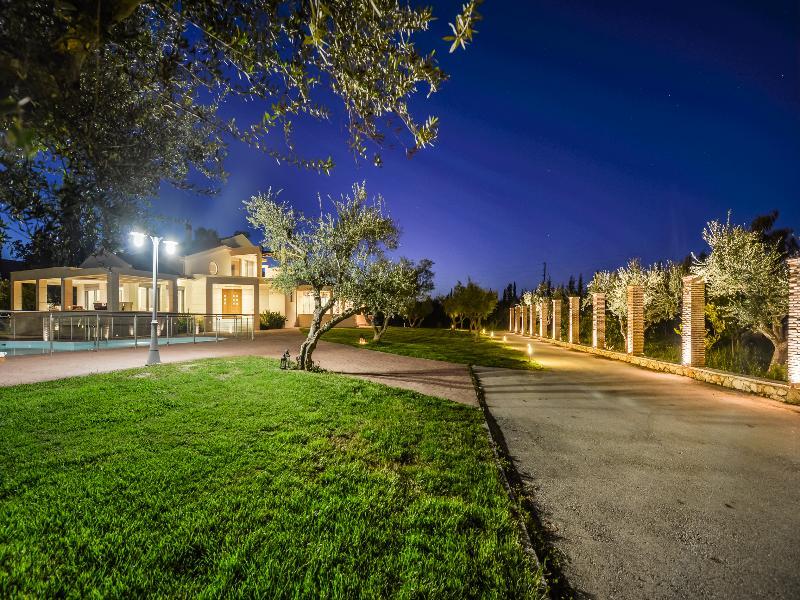 Astarte Villas - Istar Villa With Tennis Court * Makhairadhon