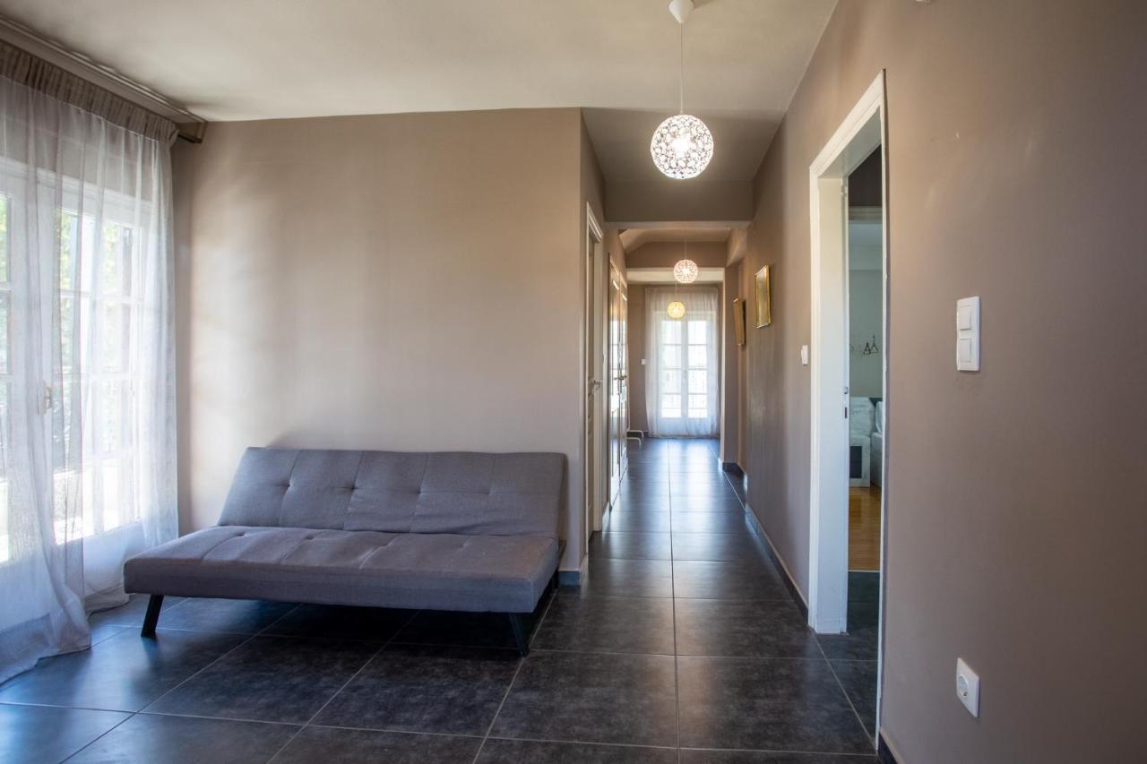 Villa Hillock: Traditional Luxury With Garden For Gatherings