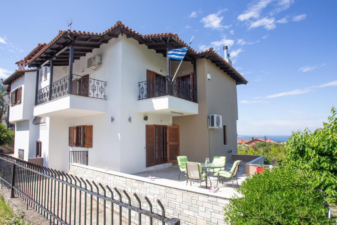 Hillock: Traditional Luxury With Garden For Gatherings Villa