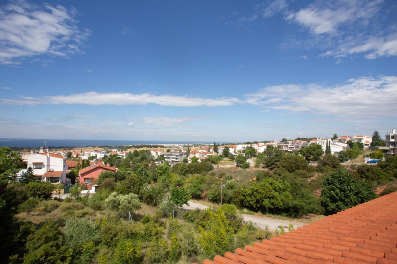 Hillock: Traditional Luxury With Garden For Gatherings Villa