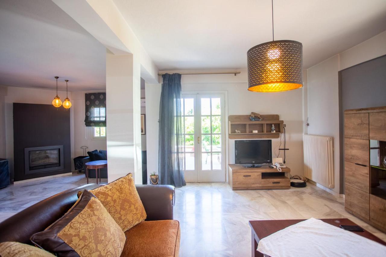 Hillock: Traditional Luxury With Garden For Gatherings Villa