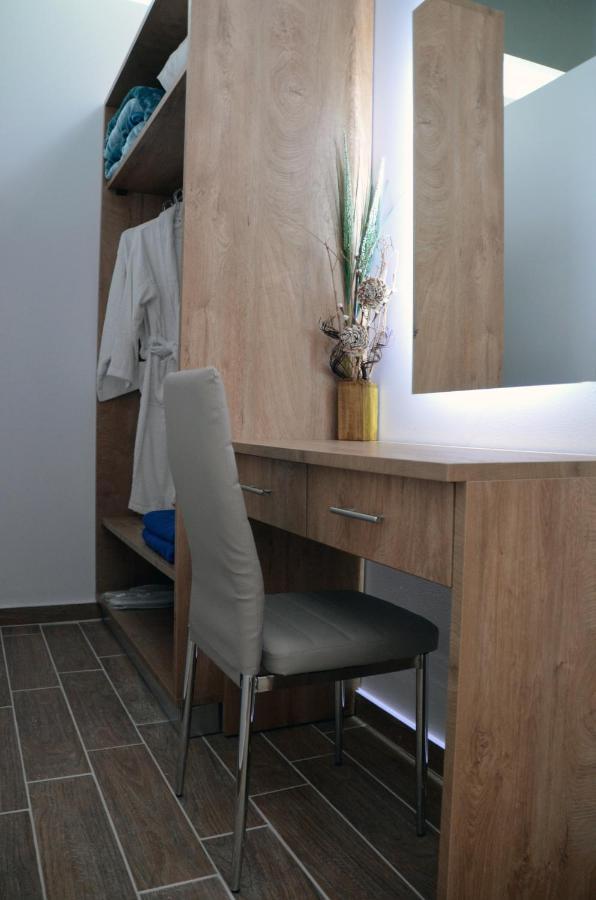 Zeus Throne Aparthotel