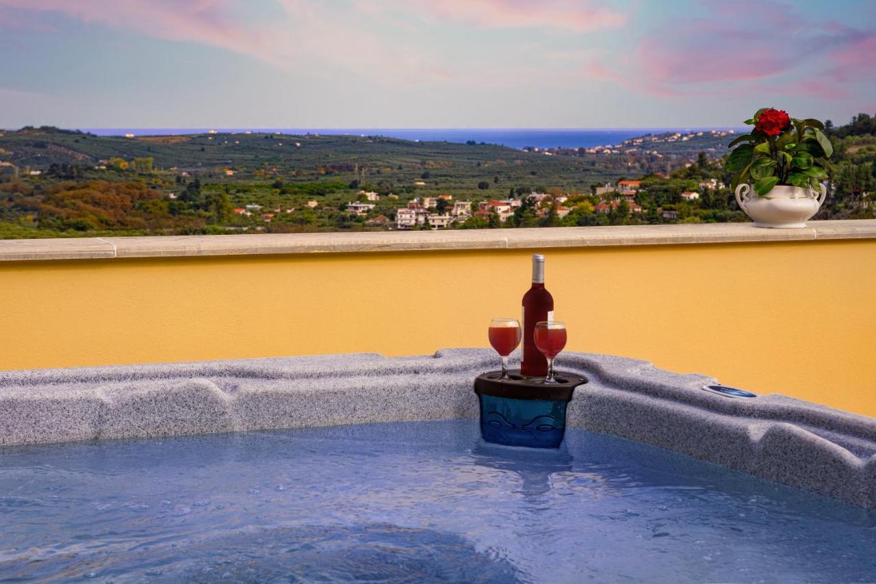 Villa Erontas - Private Heated Jacuzzi *