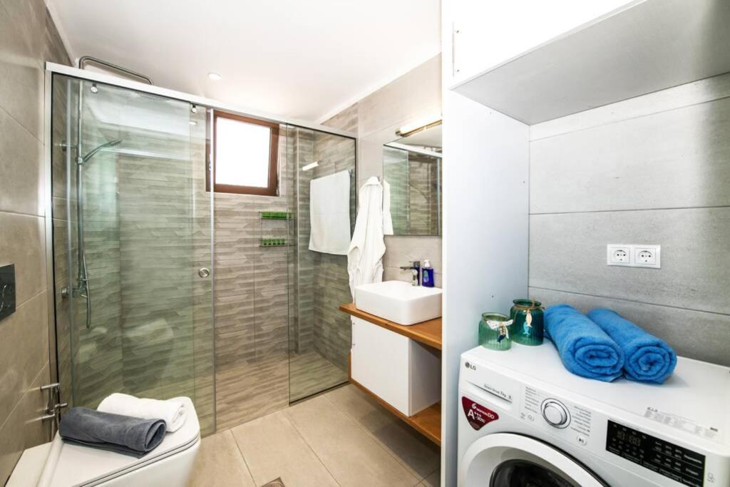 Villa Anthi, A Modern With Salted Water Pool,hot Tub & Bbq! *