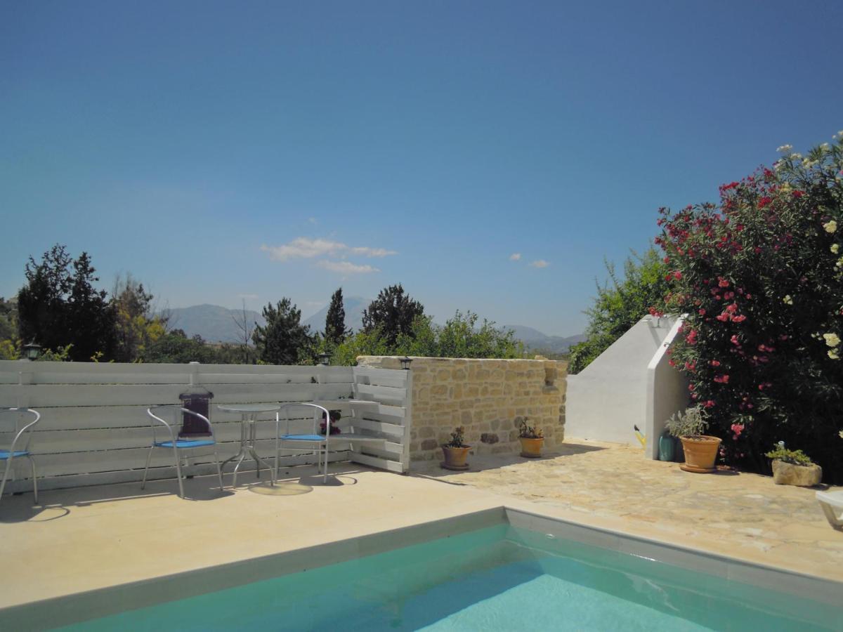 Apartment Petaloudes 2