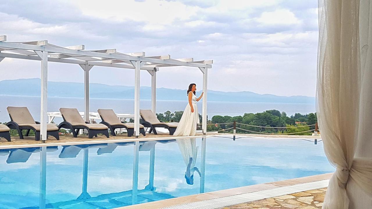 White Tennis & Apartment Pefkochori