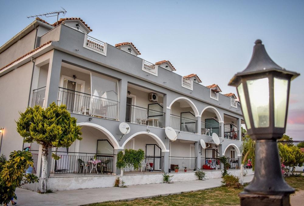 Apartment Brunswick Units Near Lagana Beach *