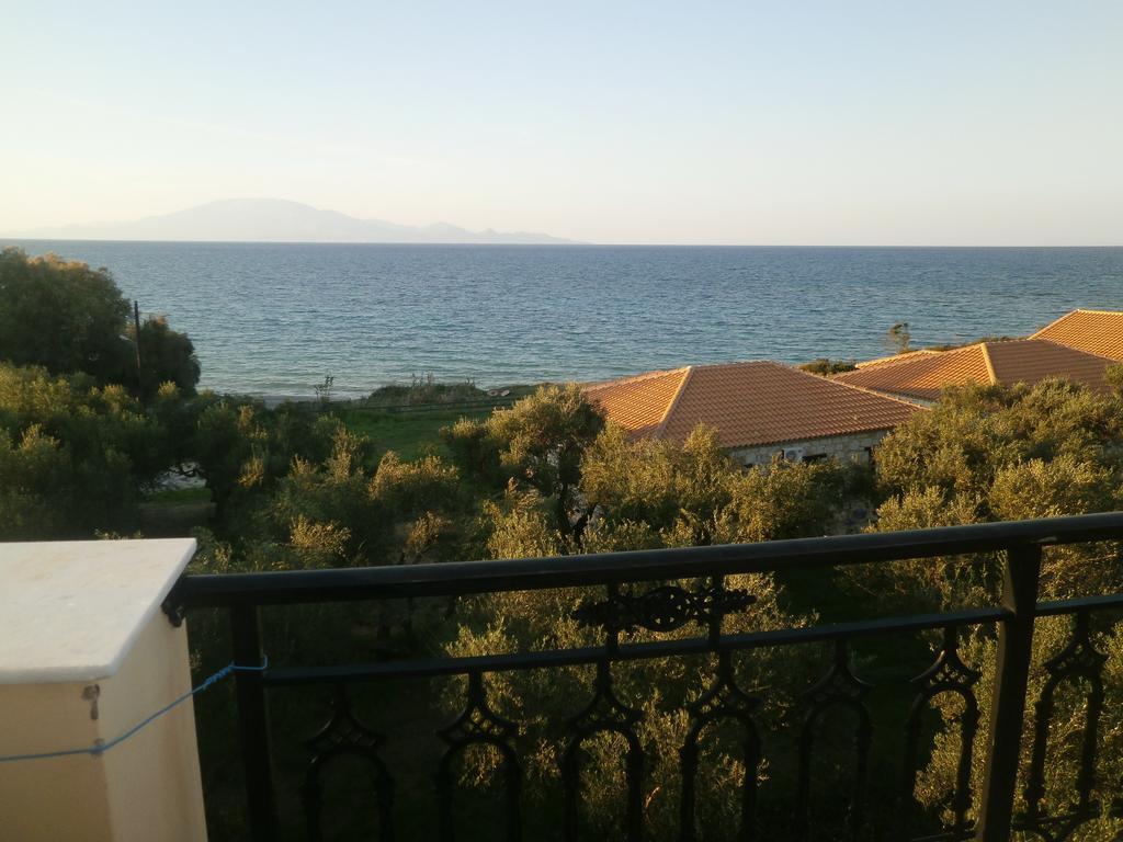 Kavos Psarou & *