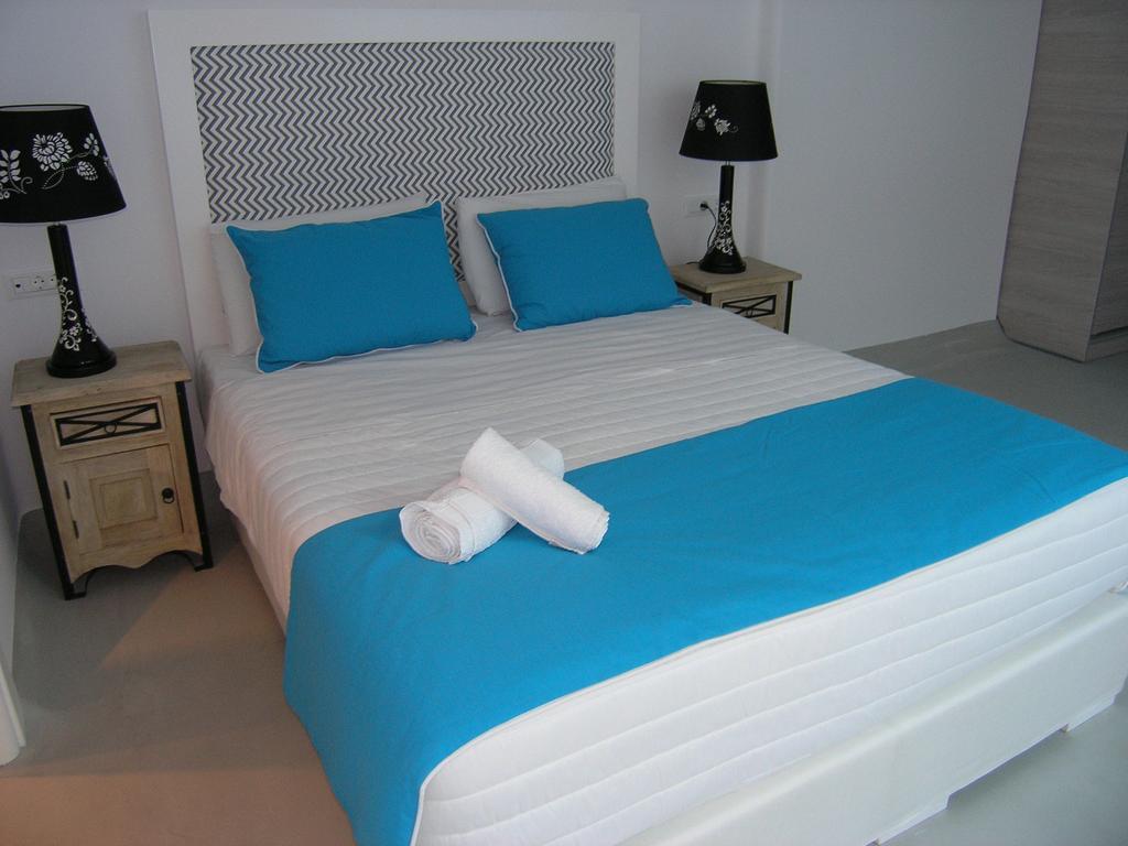 Blue Waves & 2* Kamari (Santorini)