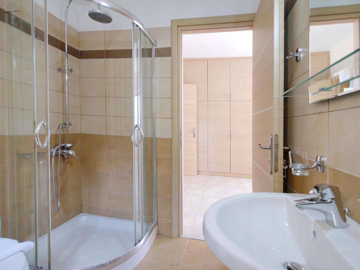 Alexandros Villa *