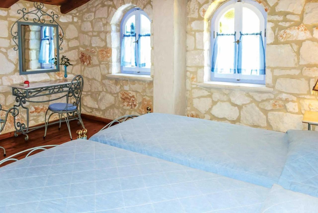 Niovi Villa *