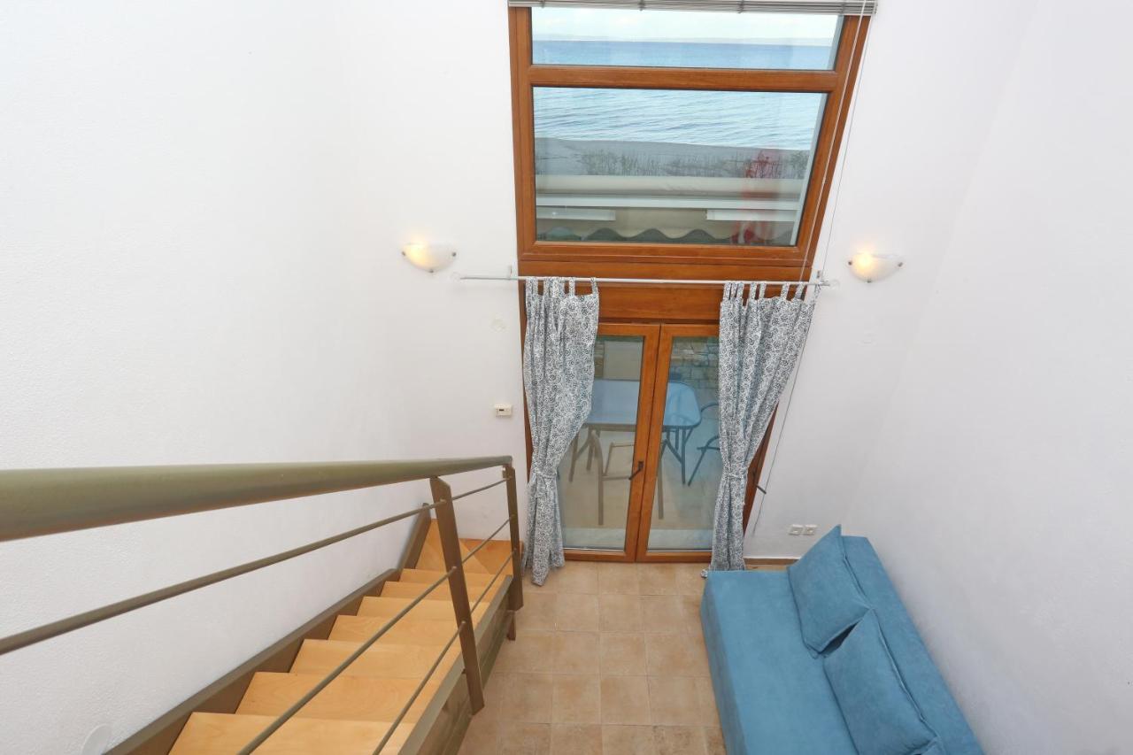 Omega - Beachfront, Garden, Bbq Villa
