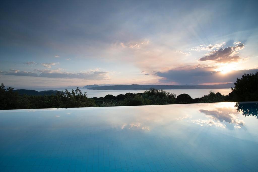 Luxury + Couchers De Soleil Villa *