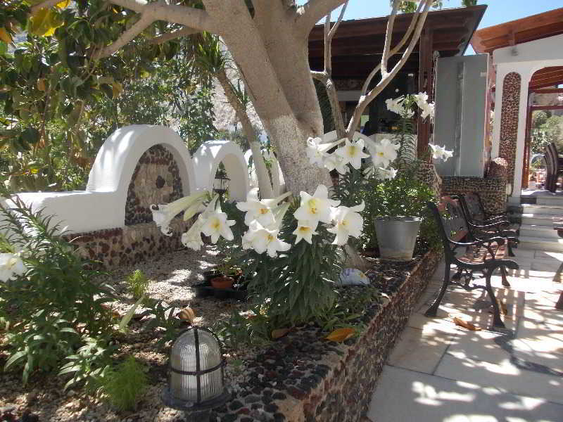 Black * Kamari (Santorini)