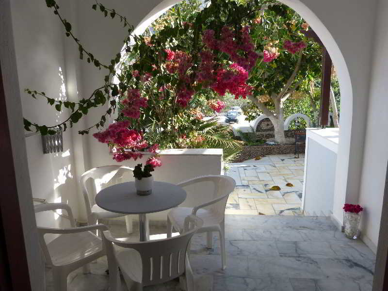 Black * Kamari (Santorini)