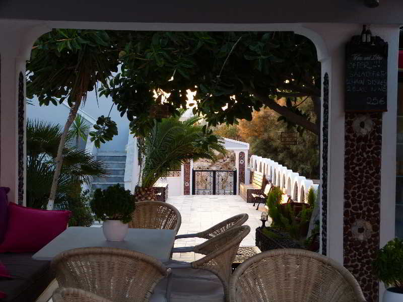 Black Apartment Kamari (Santorini)