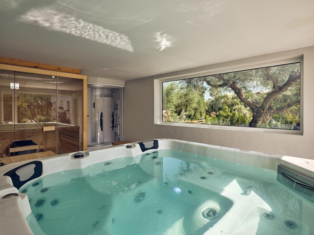 Castelletto Heated Pool Jacuzzi *