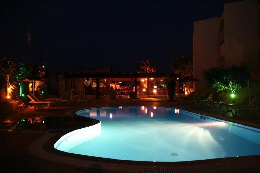 Sevastos Aparthotel 2*