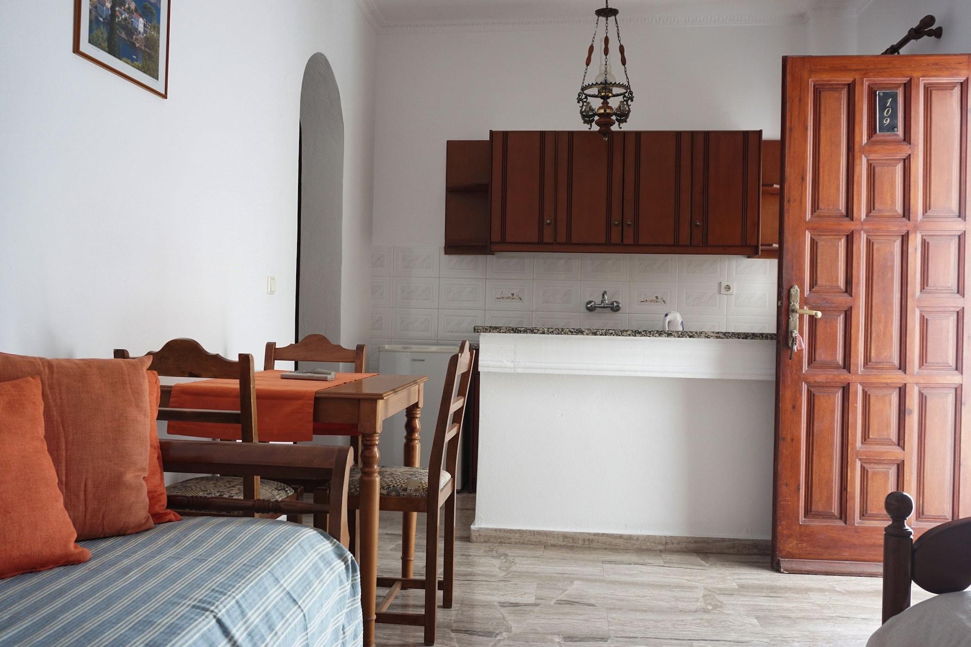 Apartment Black Kamari (Santorini)