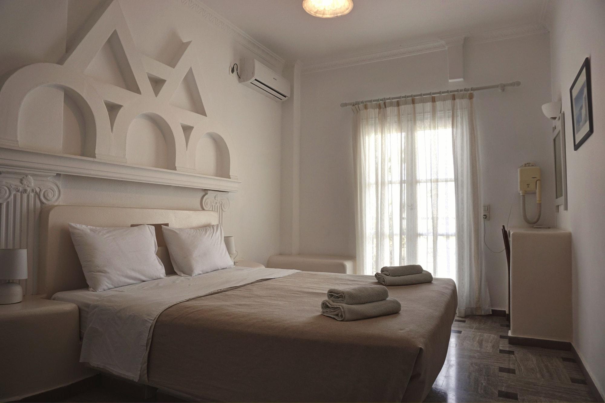 Black Apartment Kamari (Santorini)