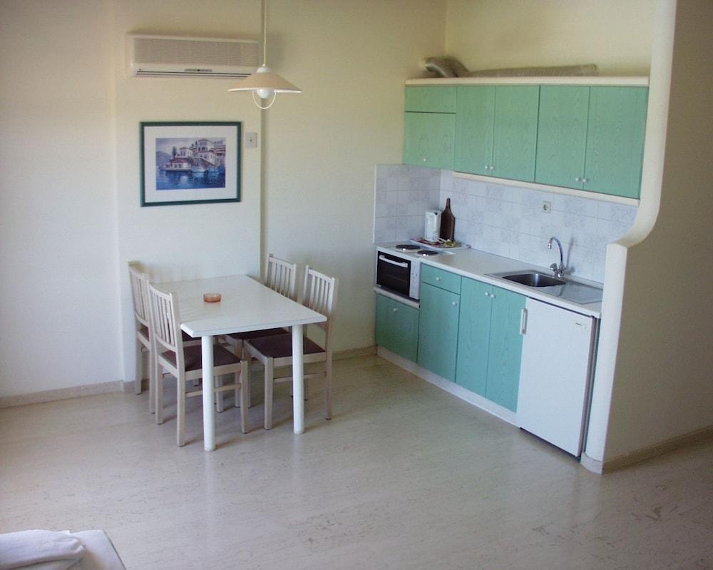 Manolis Aparthotel