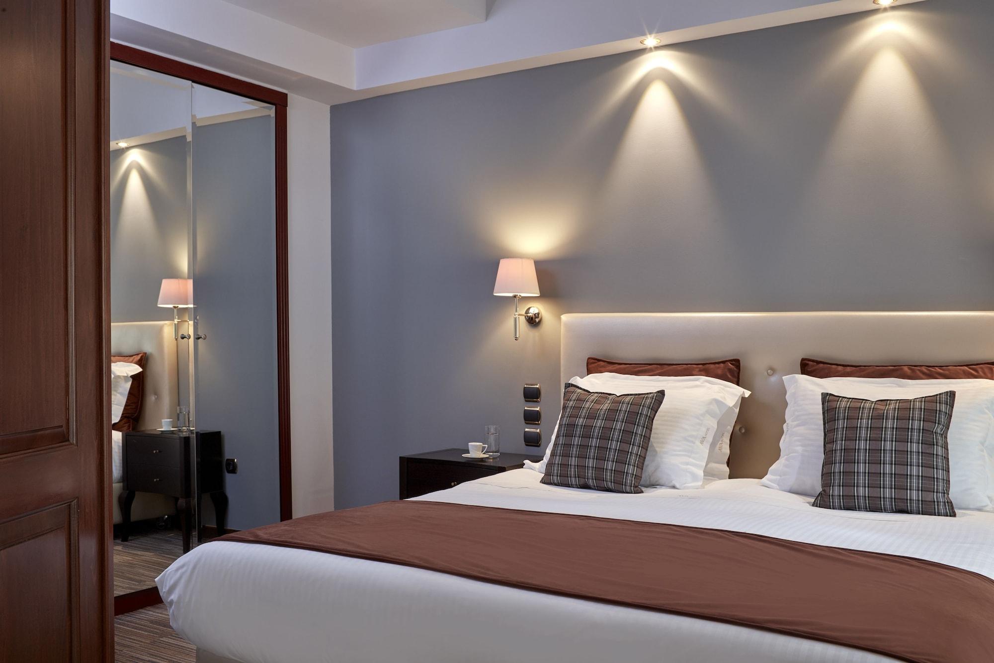 Ava And 4* Athens
