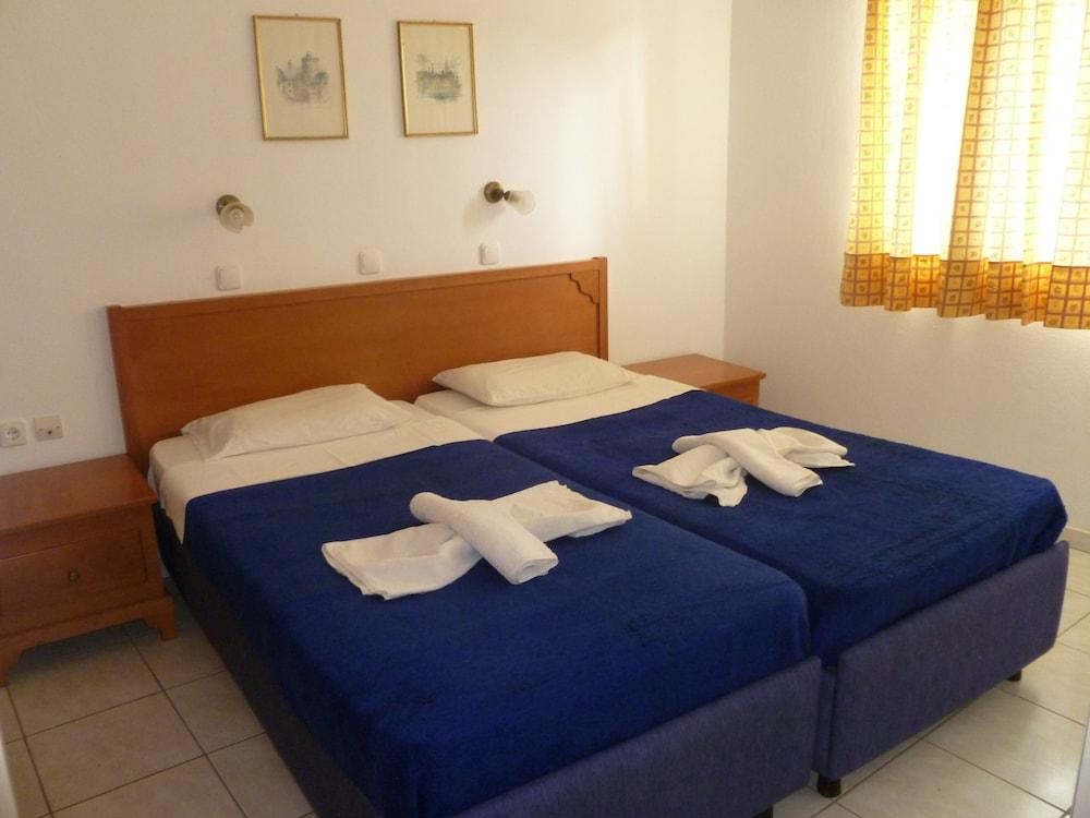 Costas & Chrysoula Aparthotel 3*