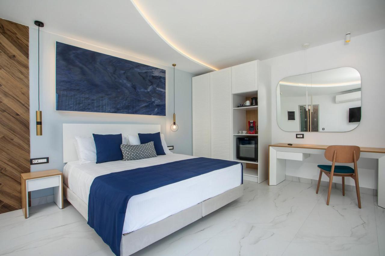 Hotel White & 4*