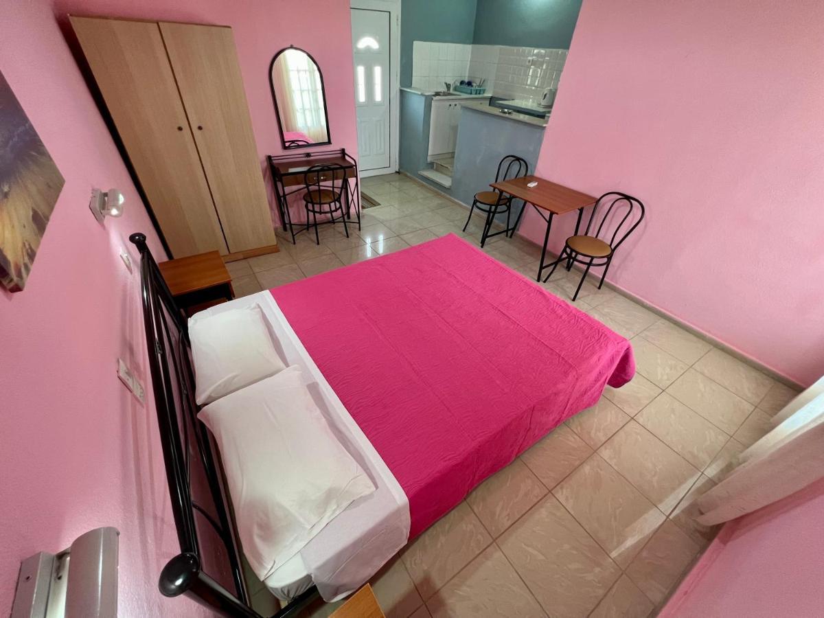 Aparthotel Elena Pool