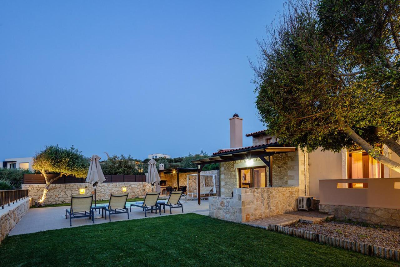 - Private Pools & Seaview - 500m From