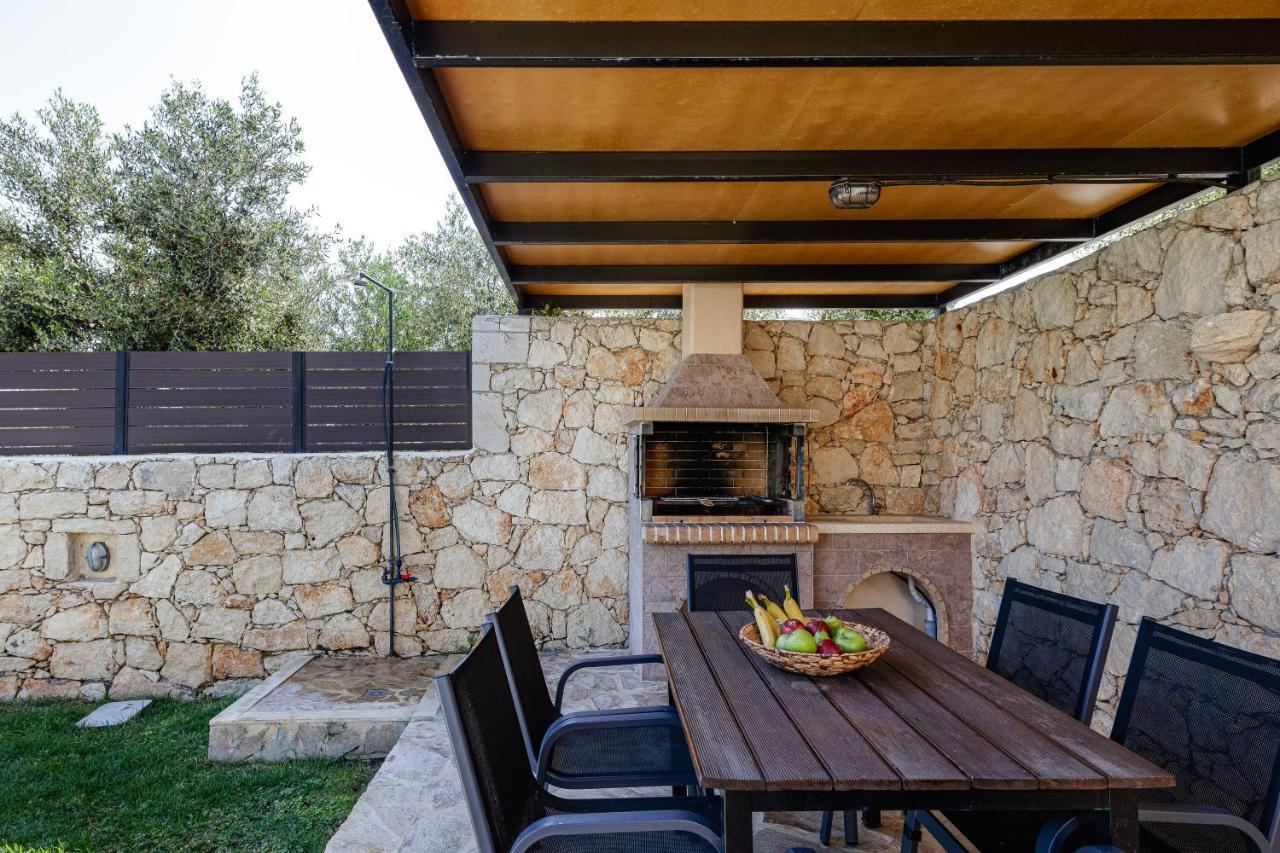 - Private Pools & Seaview - 500m From Villa *