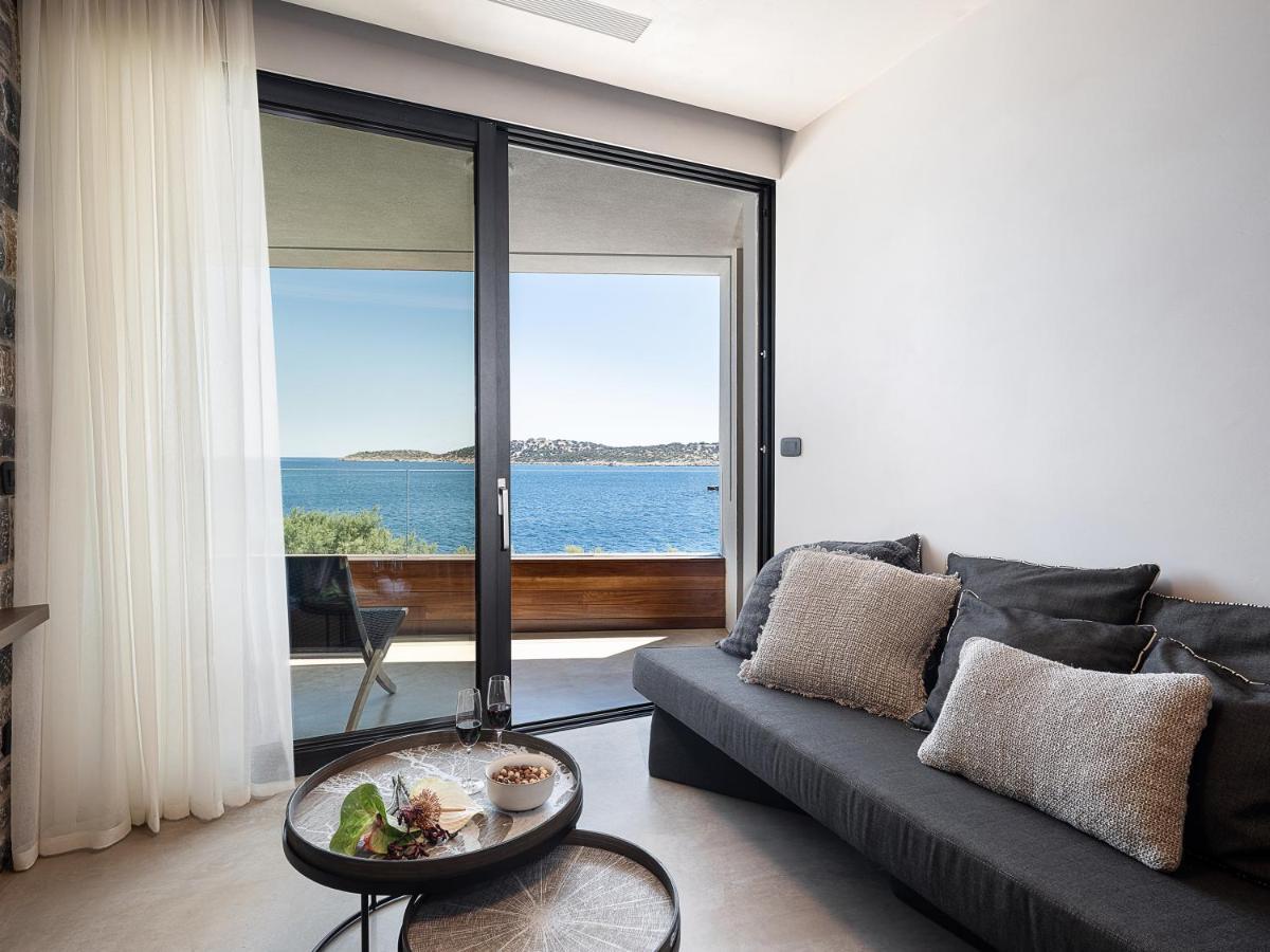 Brand New Luxury Seannamon Suites, Amazing Seaview