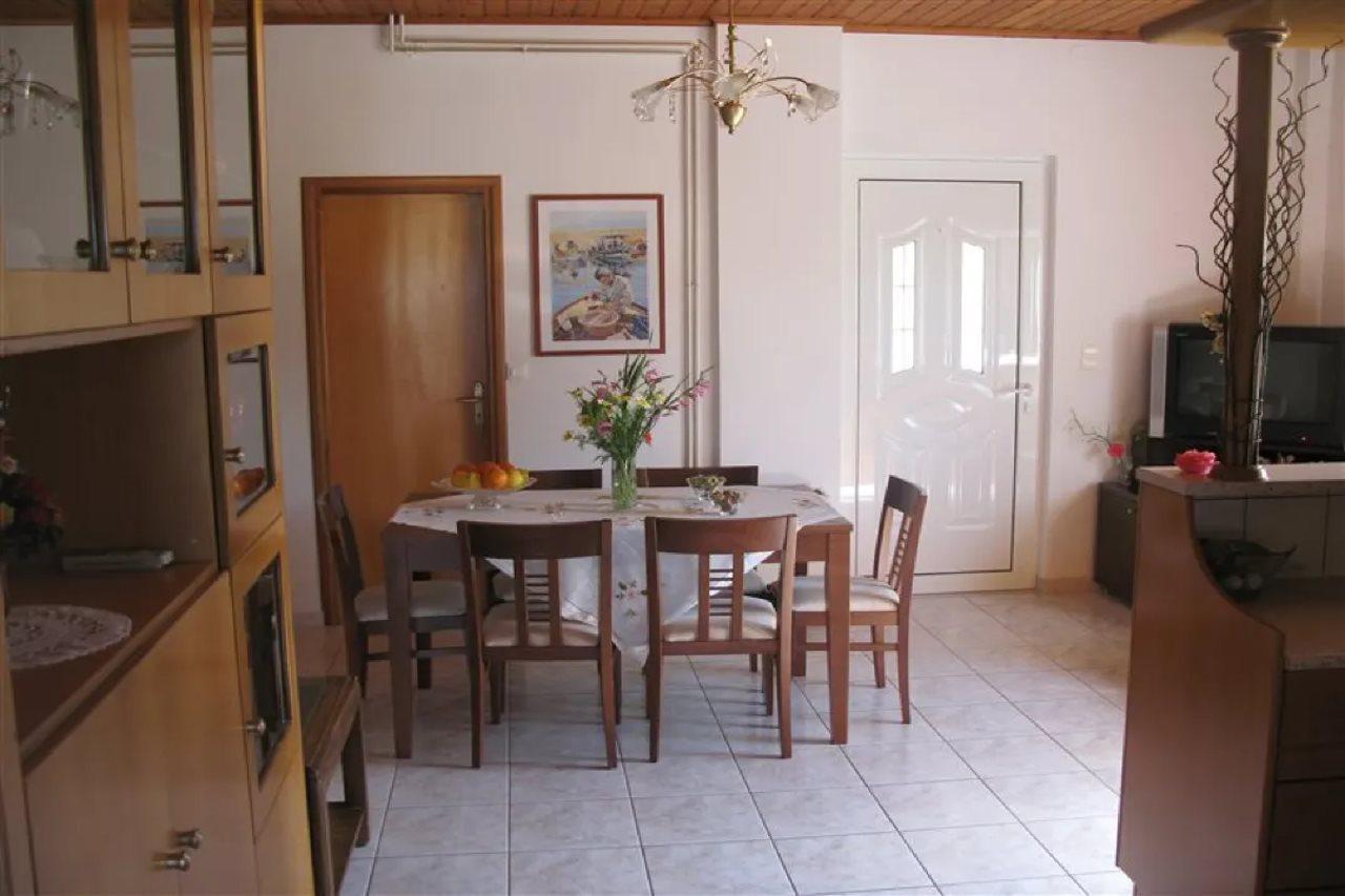 Elia Apartment *