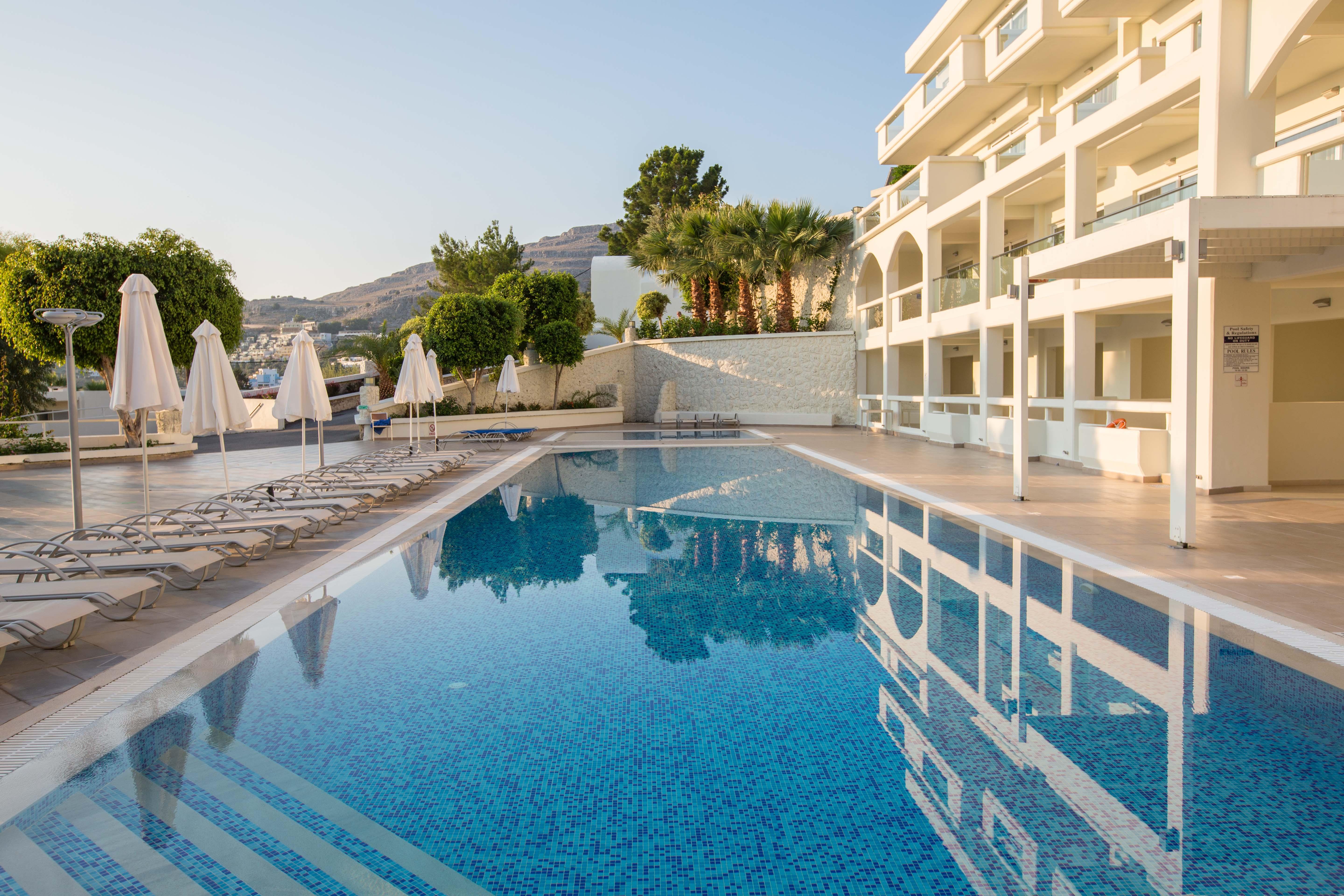 Hotel White &