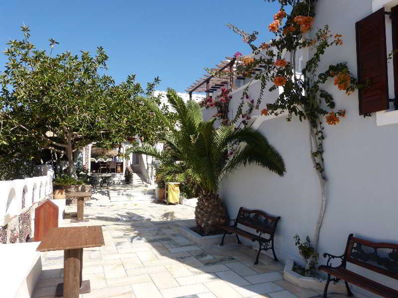 Black * Kamari (Santorini)