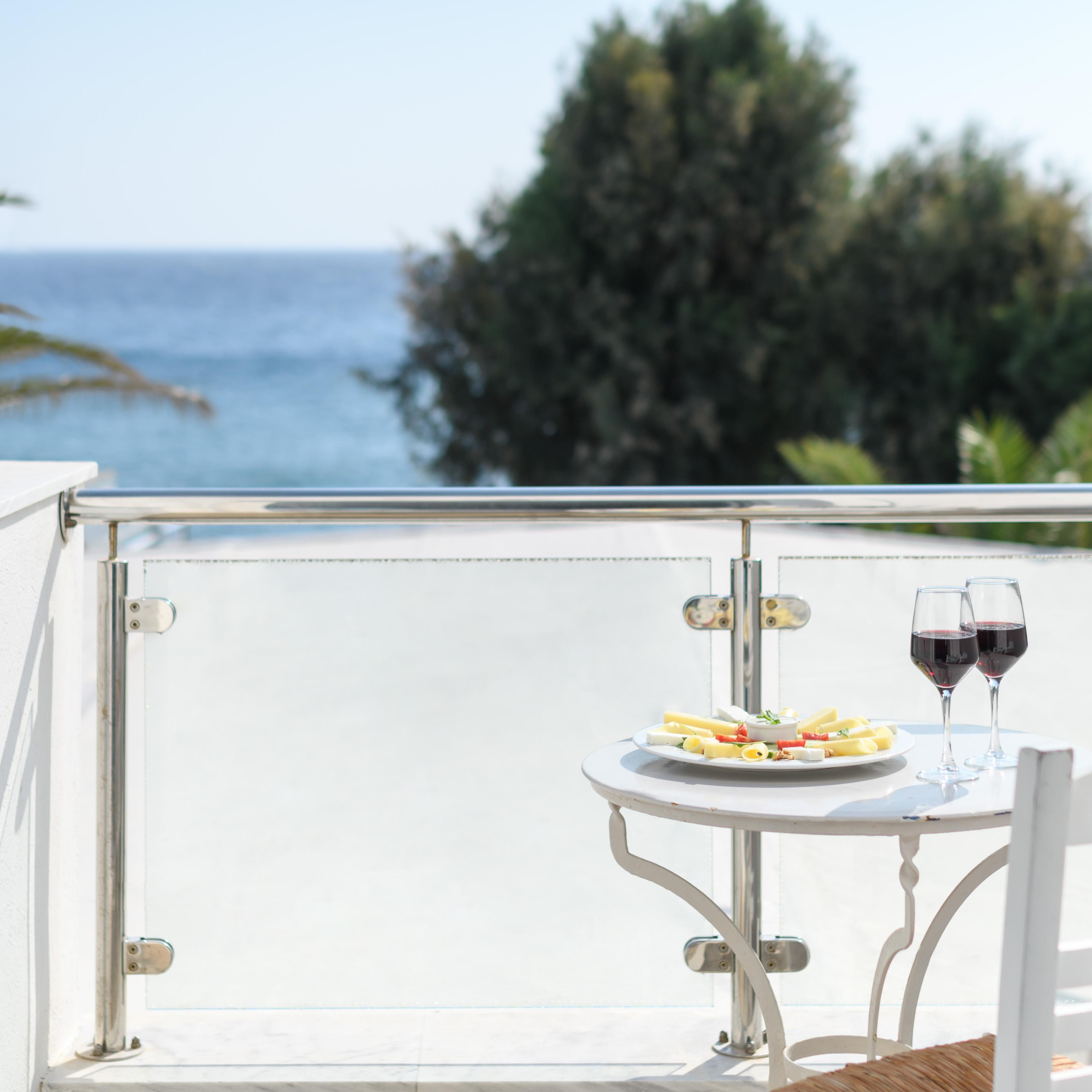 Alesahne Kamari (Santorini)