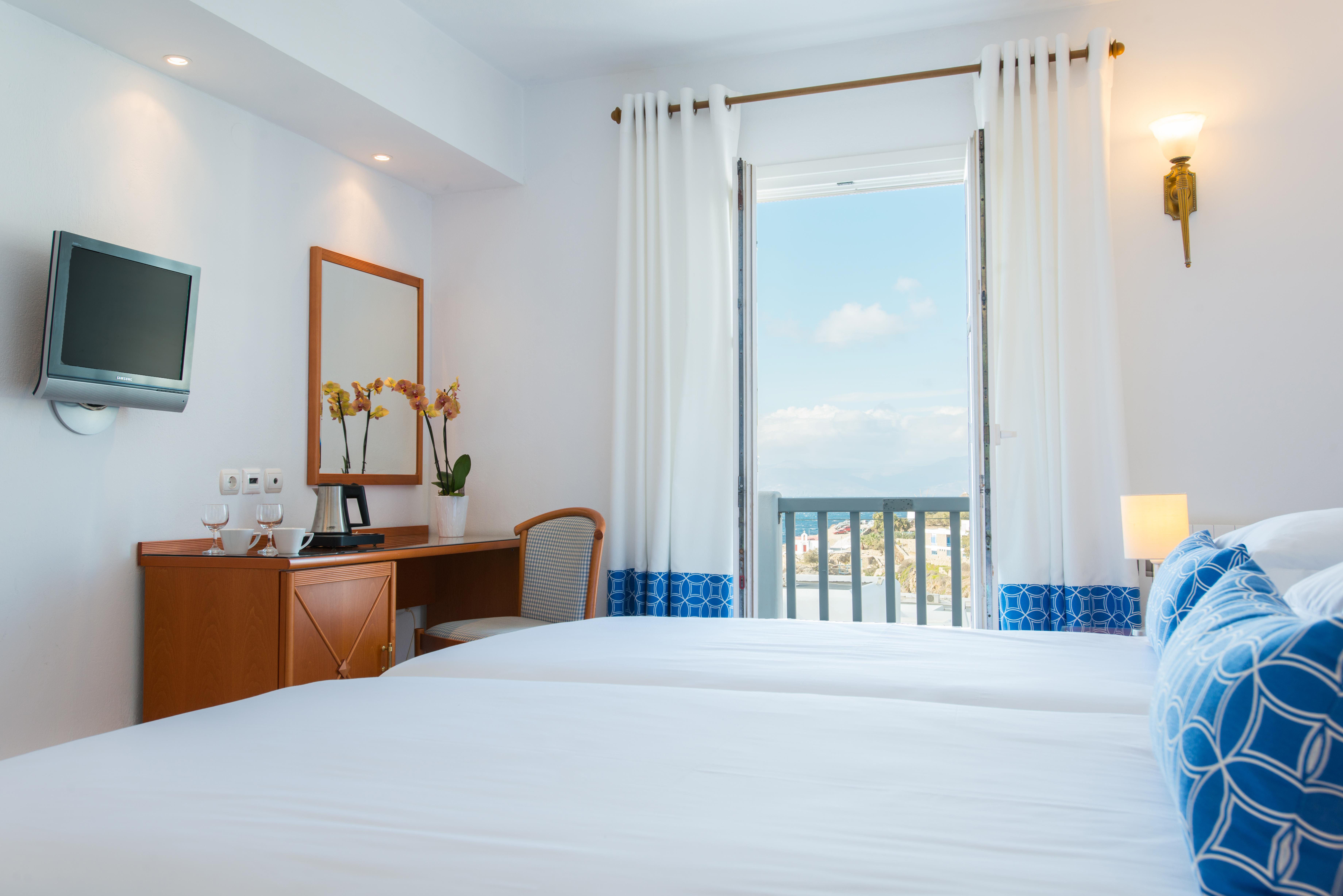 Adonis Hotel 4*