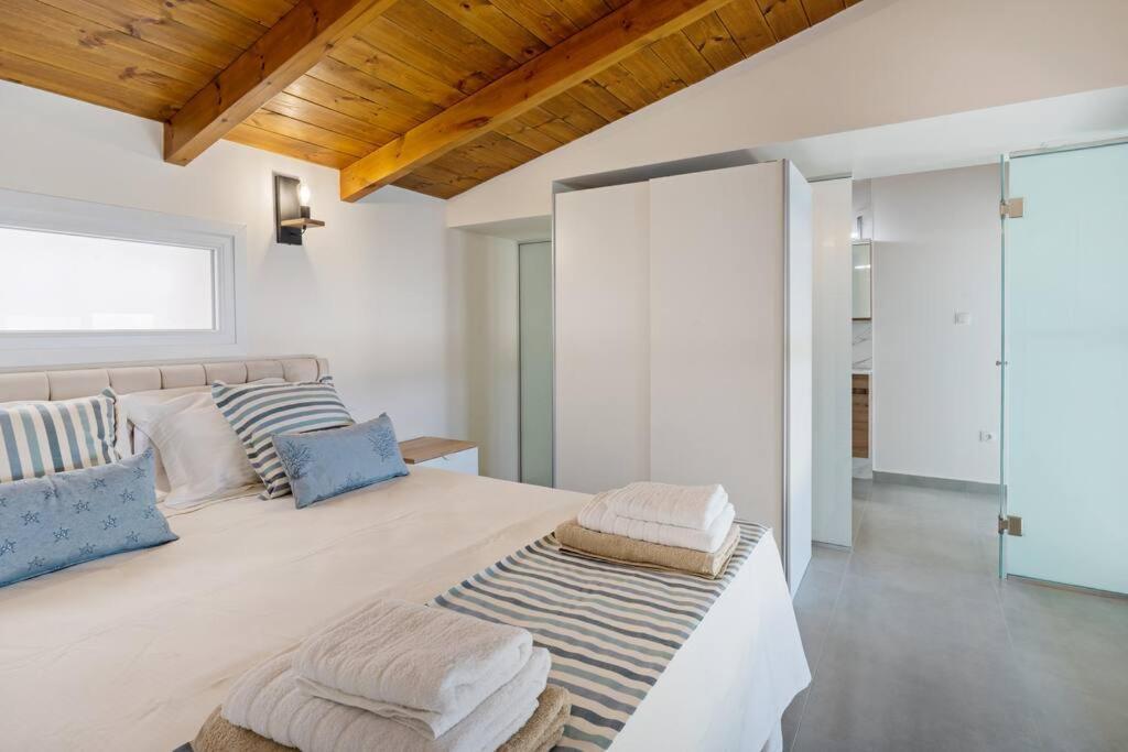 Sofia Suite, A Seafront Hideaway ! Holiday home Panormos (Crete)