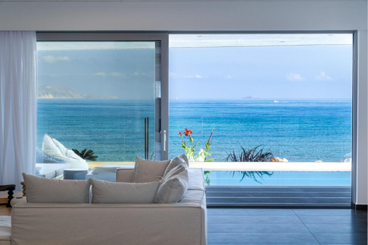 Villa Dia's Blue 8 Bedrooms Seafront *
