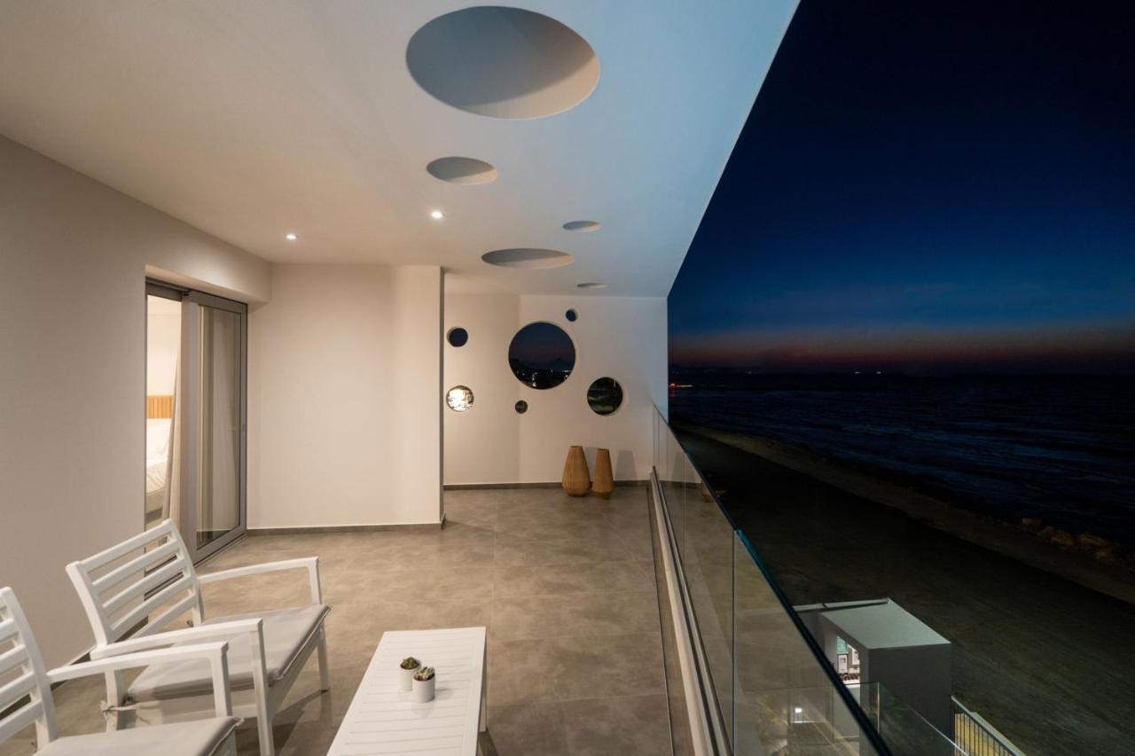 Dia's Blue 8 Bedrooms Seafront Villa *