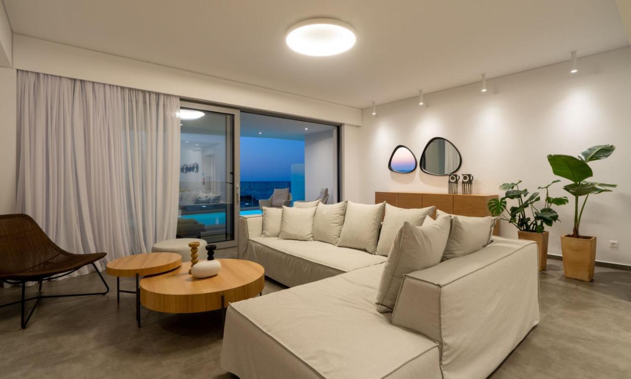 Dia's Blue 8 Bedrooms Seafront Villa *