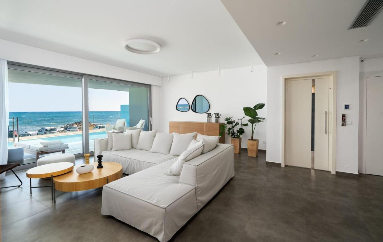 Dia's Blue 8 Bedrooms Seafront * Gournes Gouvon