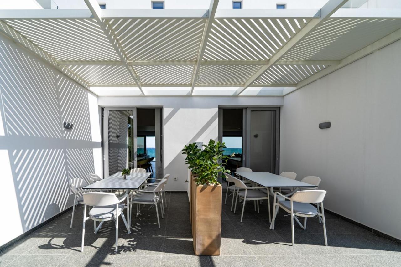 Dia's Blue 8 Bedrooms Seafront Villa *