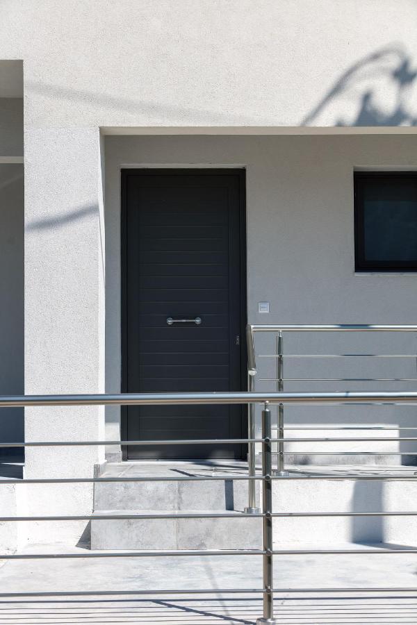 Greek Sky - New Modern With Shared Pool Apartment