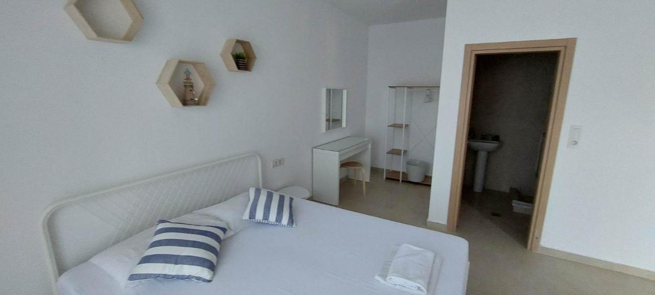 Telhinis & Hotel 2*
