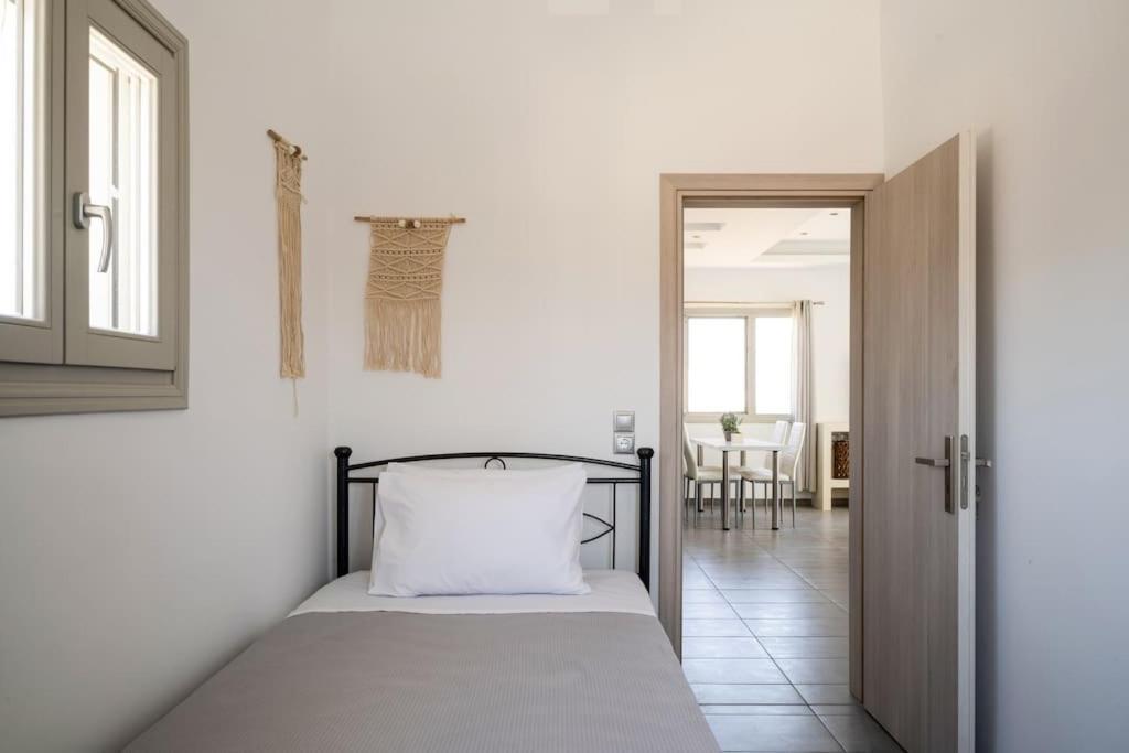 In The Heart Of & Free Pool - Nychteri Apartment Fira (Santorini)