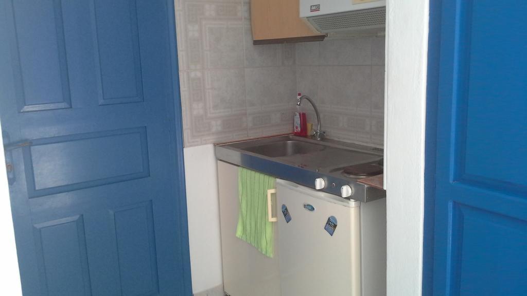 Studios Apartments Perivolos Aparthotel 3*