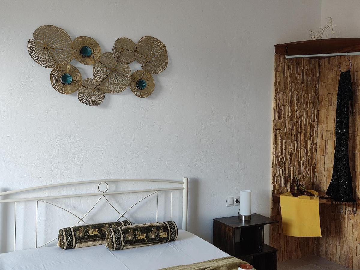 Apartment Roza's And