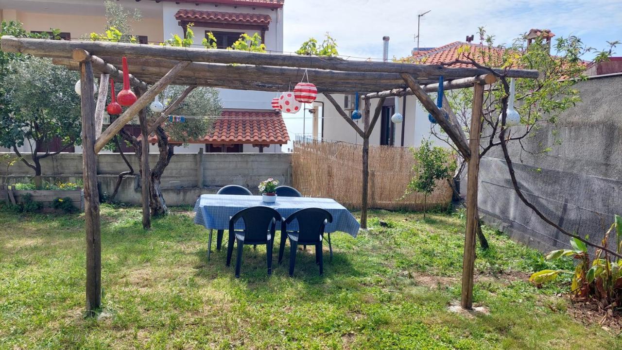 Dora's House Comfortable With A Yard And View